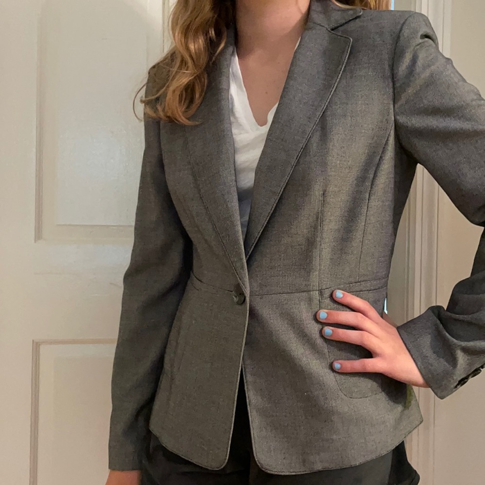 Jones New York blazer grey size 6. Great condition. No stains.